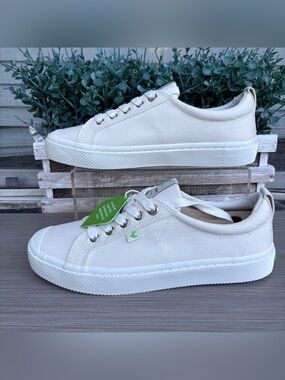 Cariuma OCA Low Canvas Sneakers